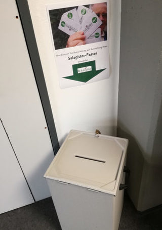 Diese Briefkästen stehen im Jobcenter, im Bürgercenter in Salzgitter-Bad sowie im Rathaus Lebenstedt. Dort können die Anträge für den Salzgitter-Pass eingeworfen werden.