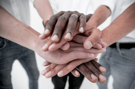 In der Begegnungsstätte arbeiten die Mitarbeiterinnen und Mitarbeiter Hand in Hand.