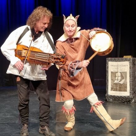 Komödiant und Shakespeare-Interpret Bernd Lafrenz und Thomas Roth Nyckelharpaspieler in einer Szene „Mit Shakespeare unterwegs“.