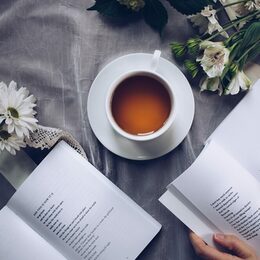 Eine Teetasse, Blumen, Bücher