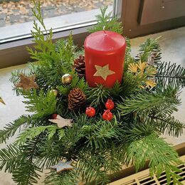 Ein Adventsgesteck auf einer Fensterbank