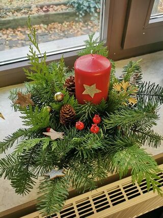 Adventsgesteck auf einer Fensterbank