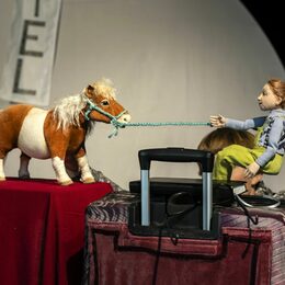 „Den Hauptgewinn bekommt man nie!“, so sagt die Tante. Aber natürlich gewinnen die Kinder das Pony doch!
