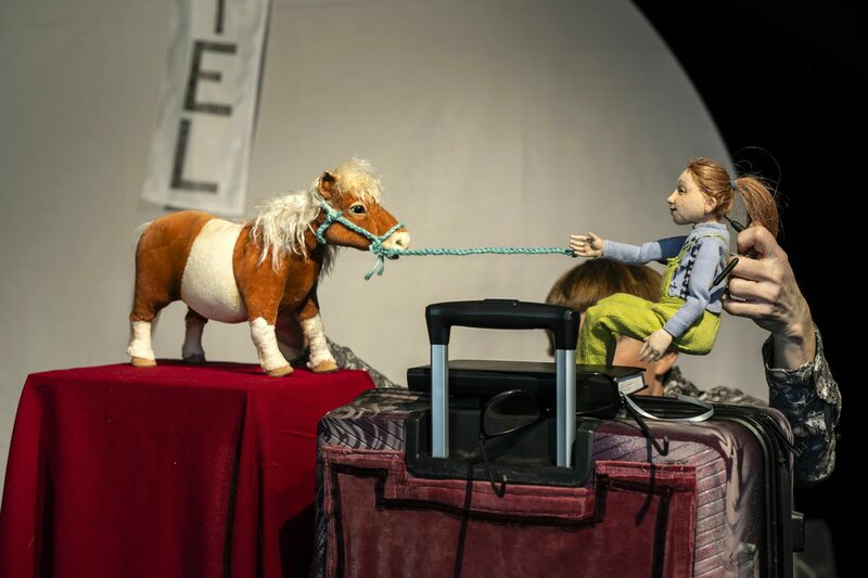 „Den Hauptgewinn bekommt man nie!“, so sagt die Tante. Aber natürlich gewinnen die Kinder das Pony doch!