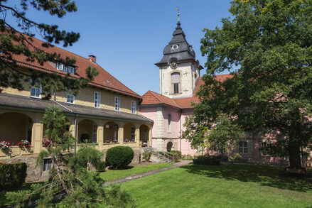 Stiftkirche Steterburg mit Gebäude des Stifts