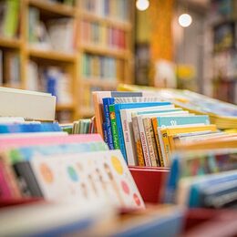 Bilderbücher stehen auf einem Tisch.